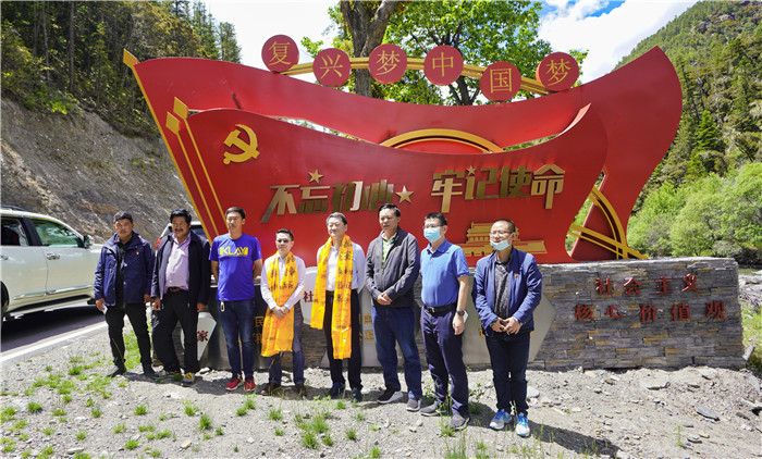 尊龙凯时集团党委书记、董事长任丁率队赴麻格同村推进对口帮扶工作